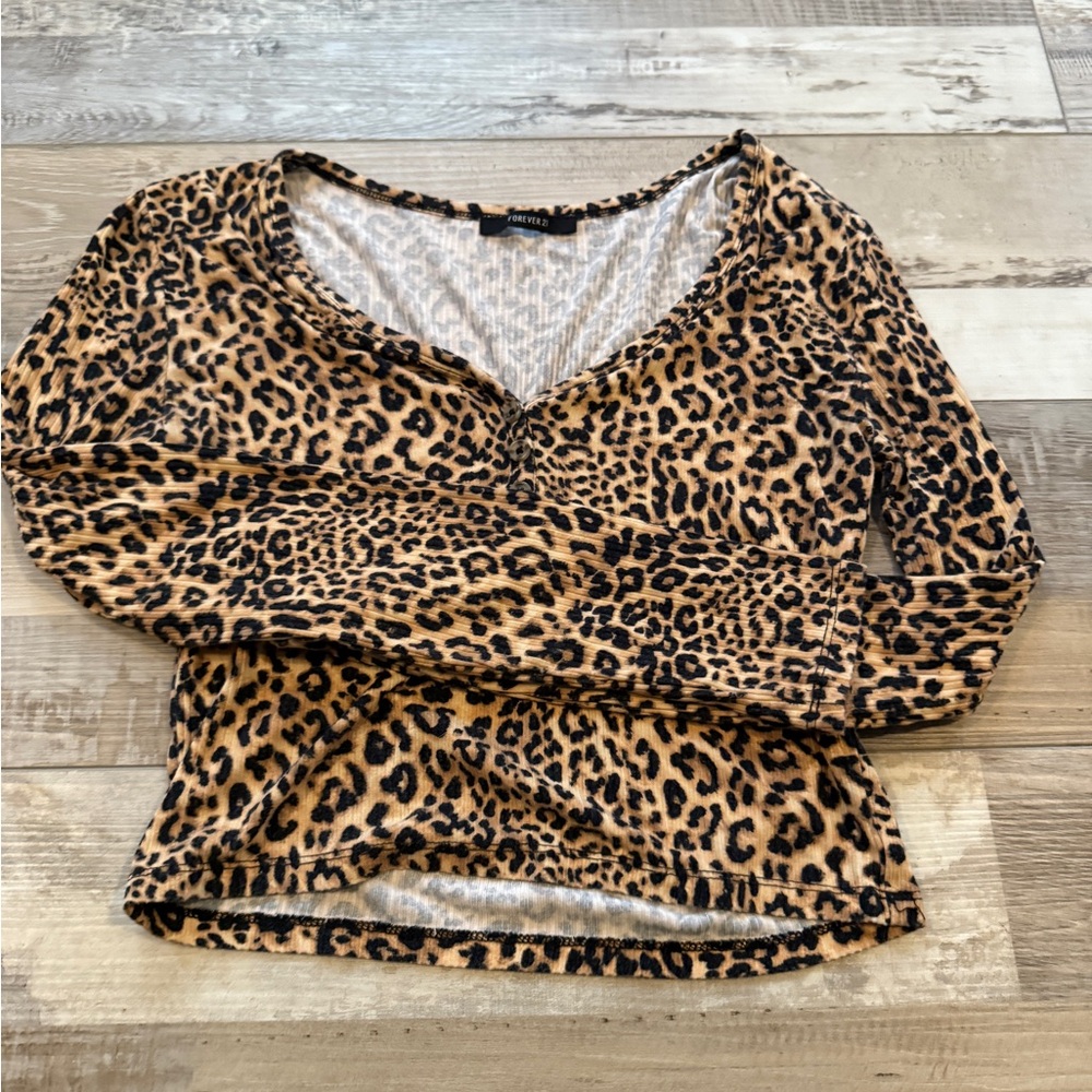 Cheetah print cropped long sleeves w/button detail